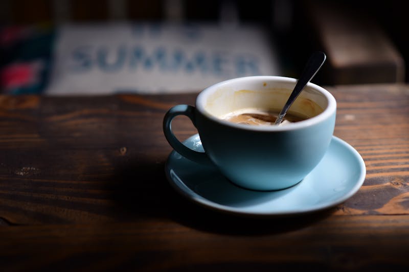 Niebieska filiżanka kawy z łyżeczką