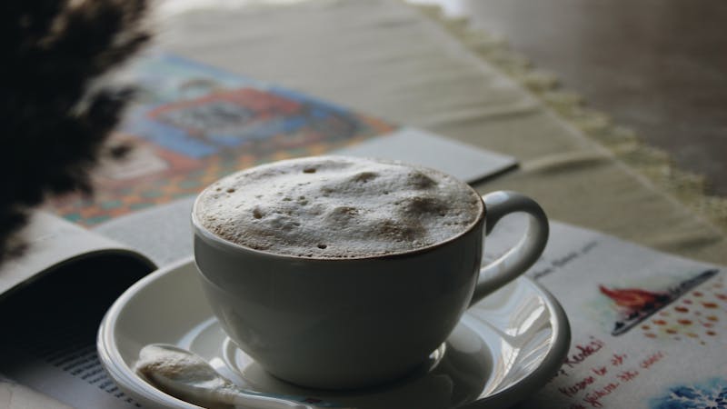 Filiżanka kawy z pianką na spodku