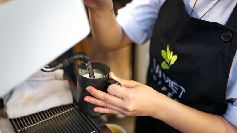 Spienianie mleka za pomocą dyszy ekspresu